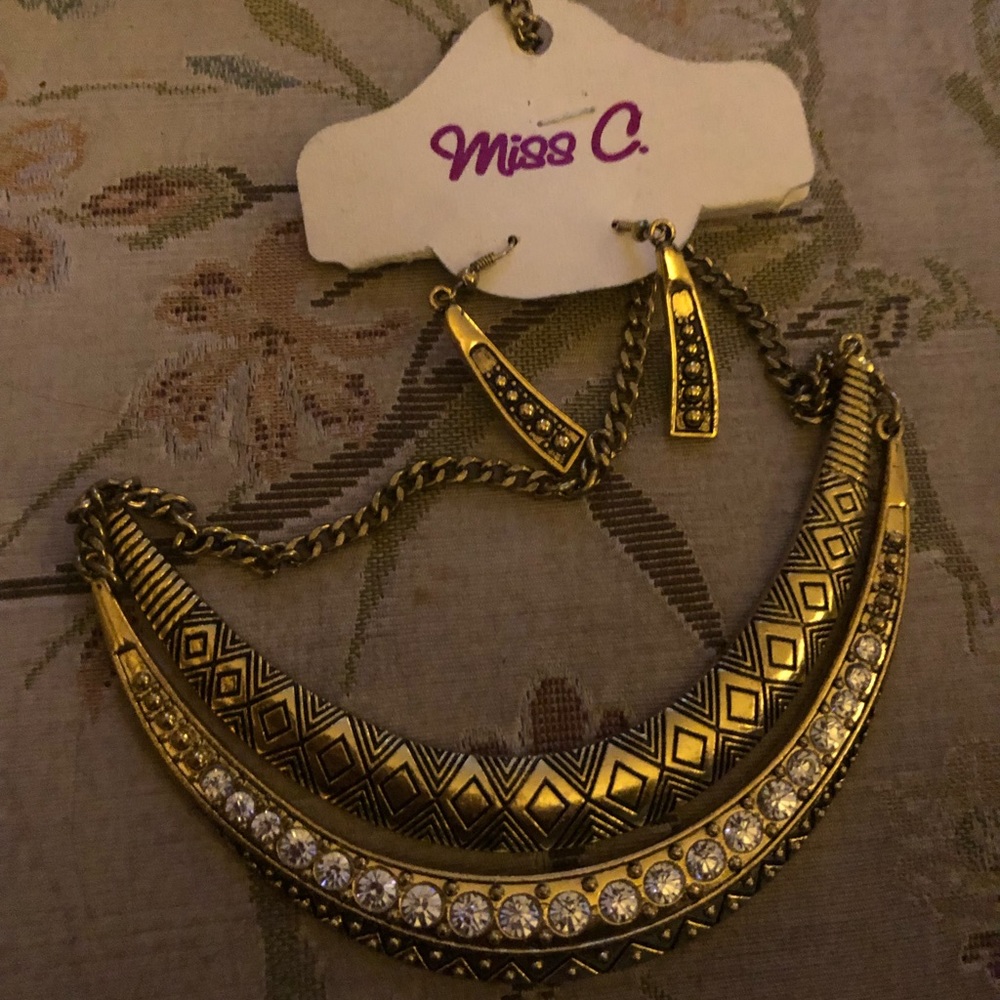 Miss C. Collar Necklace w/Earrings- 529 $25 or $20 w/offer